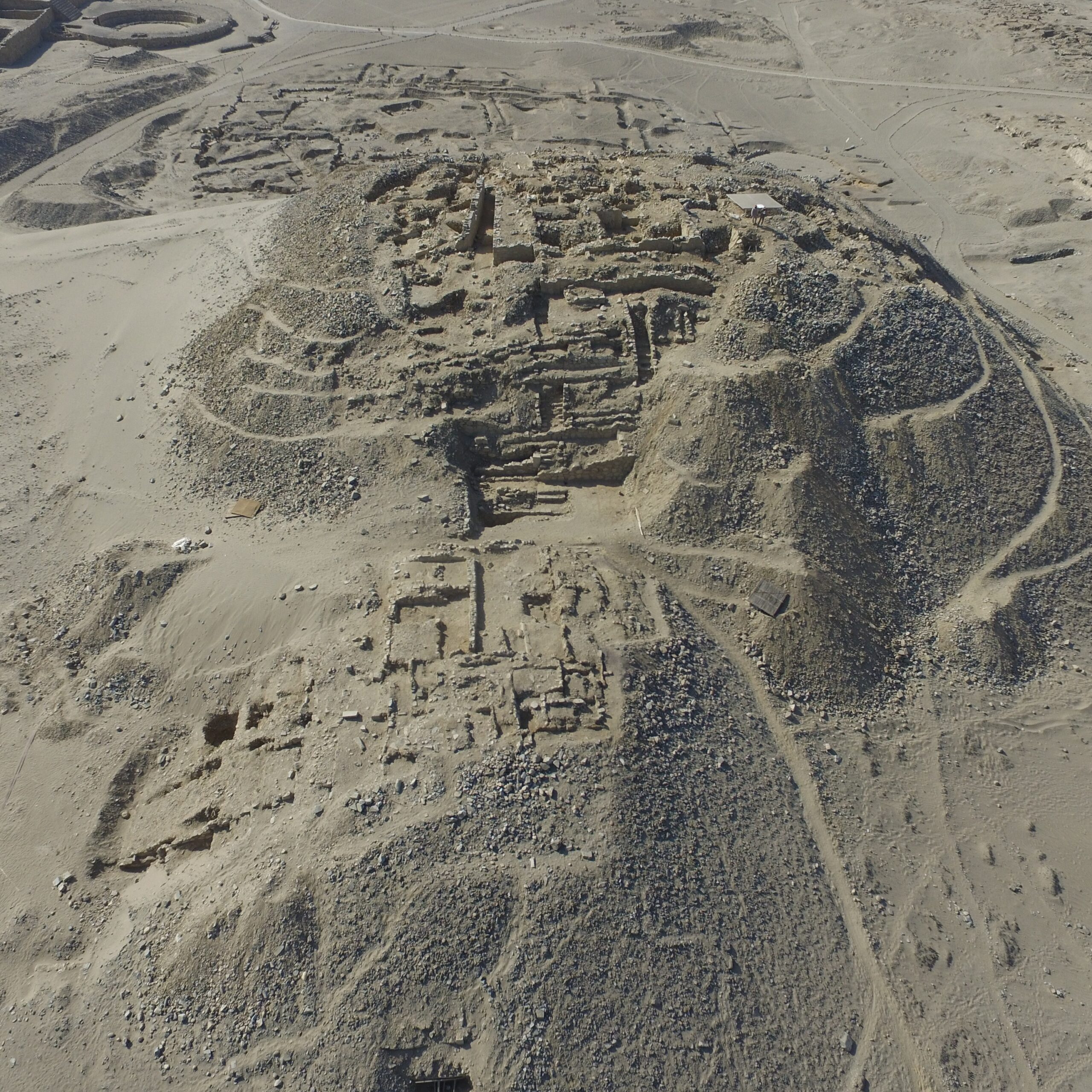 Vista aérea de excavación en Caral
