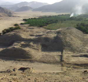 Vista lateral de Sechín Bajo